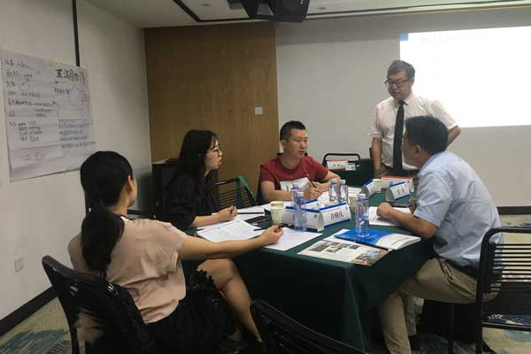 教员领导学员 (2).jpg 教员领导学员 (2).jpg