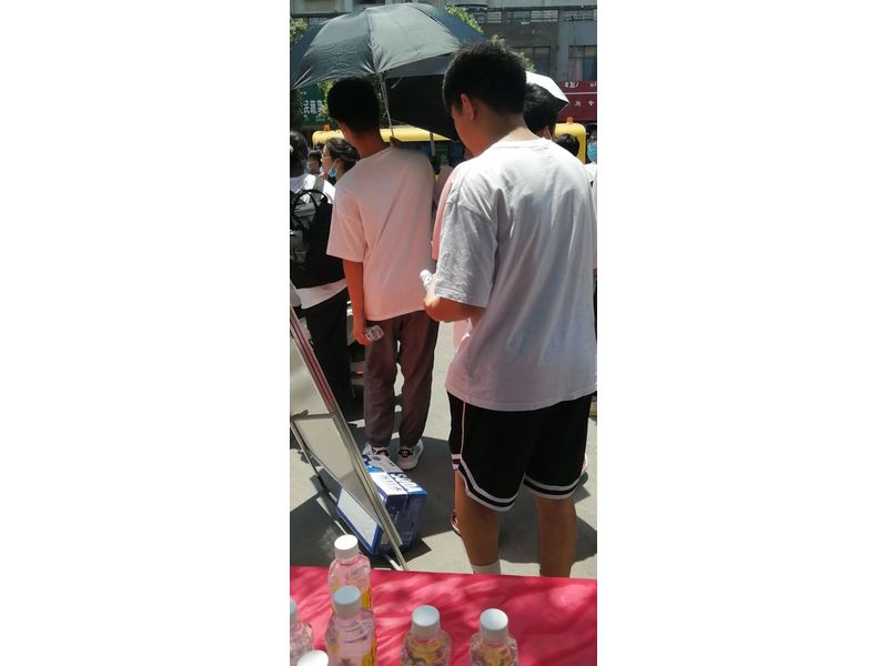 龙8唯一官网饮品为高考学子助力